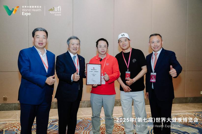 周鸿祎健博会谈企业如何用好AI：应遵循四阶段方法