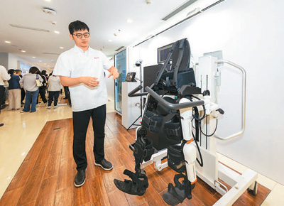 养老机器人温暖幸福晚年