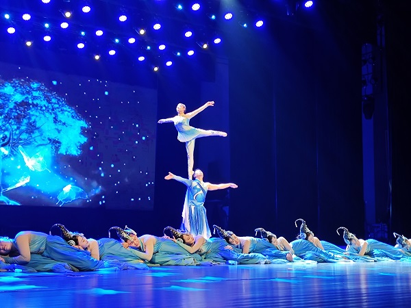 指尖奇幻+空中绝技，文艺惠民演出赋能城市文化建设