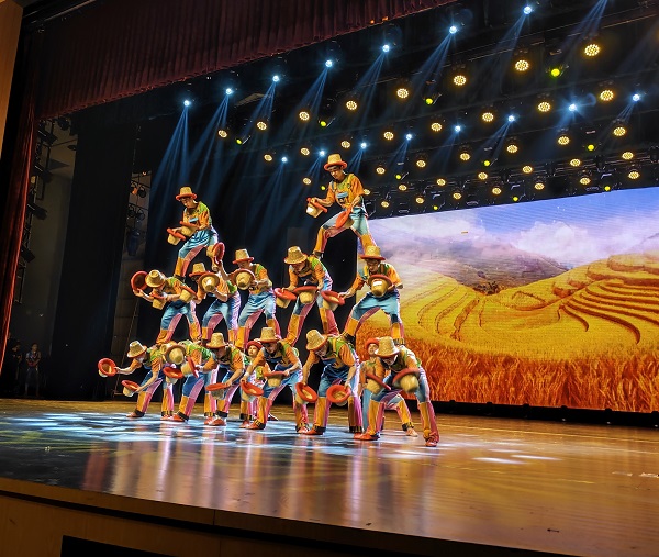 指尖奇幻+空中绝技，文艺惠民演出赋能城市文化建设