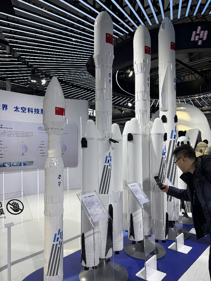 商业航天展齐聚硬核科技,卫星制造、AI赋能等受关注 商业航天展齐聚硬核科技,卫星制造、AI赋能等受关注