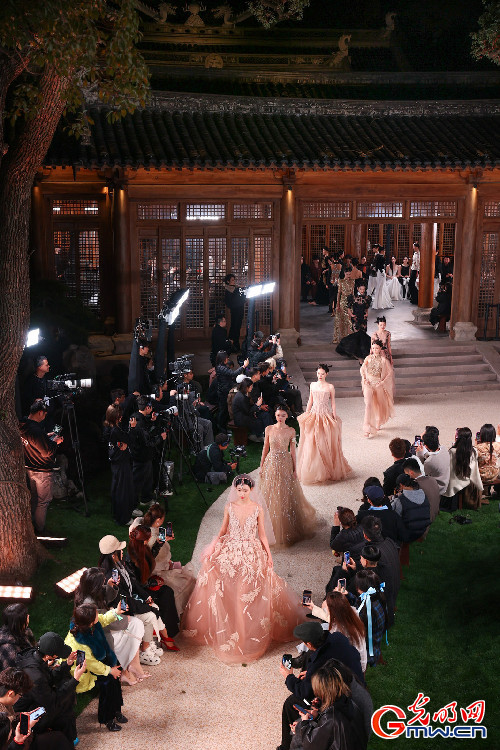 从濮院一场时尚周，看古镇产业边界探索