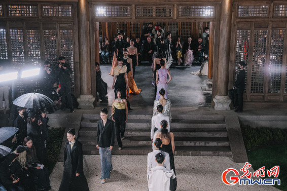 从濮院一场时尚周，看古镇产业边界探索