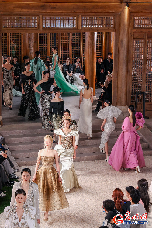 从濮院一场时尚周，看古镇产业边界探索