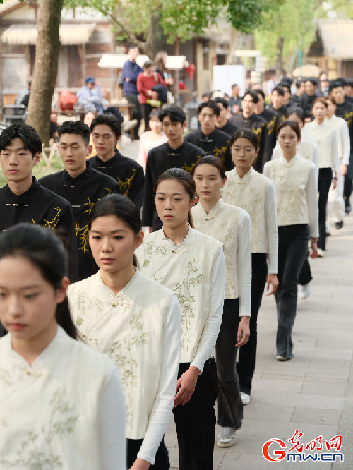 从濮院一场时尚周，看古镇产业边界探索