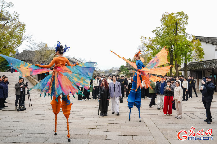从濮院一场时尚周，看古镇产业边界探索