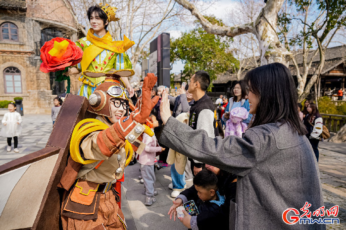 从濮院一场时尚周，看古镇产业边界探索