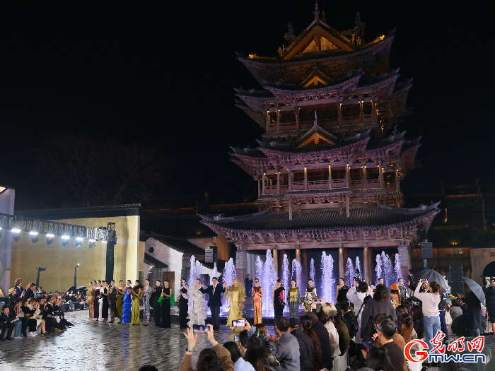 从濮院一场时尚周，看古镇产业边界探索