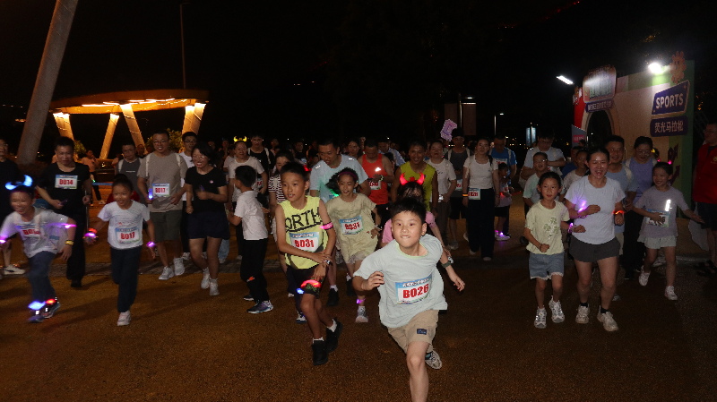 一场荧光夜跑串起企地共建与健康生活新图景