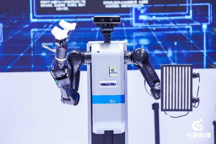 左手质检,右手焊料:光象科技Phi-Bot X1首秀双工位循环作业 左手质检,右手焊料:光象科技Phi-Bot X1首秀双工位循环作业