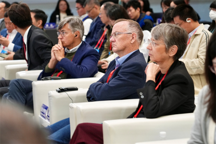 AI改变科研创新“游戏规则”?专家:人的角色必不可少 AI改变科研创新“游戏规则”?专家:人的角色必不可少