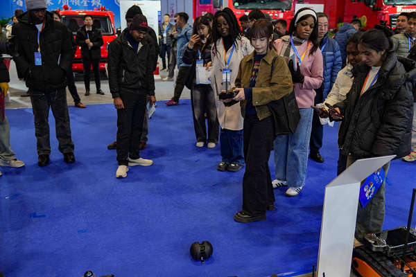 2025中国国际应急管理展举行 众多“黑科技”亮相