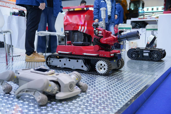 2025中国国际应急管理展举行 众多“黑科技”亮相