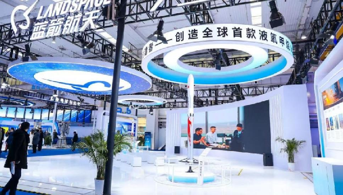 商业航天展齐聚硬核科技,卫星制造、AI赋能等受关注 商业航天展齐聚硬核科技,卫星制造、AI赋能等受关注