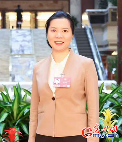 黄美媚代表：建议民企差异化竞争，以避免行业内耗