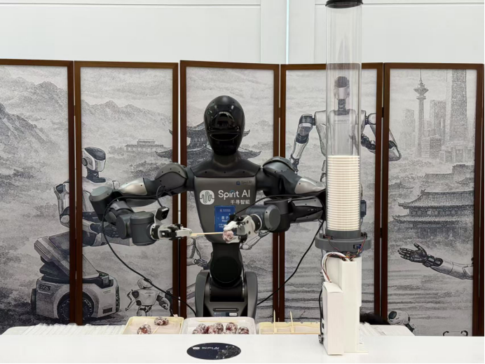 “点餐-制作-配送”流程全自动搞定,机器人餐吧亮相中关村论坛 “点餐-制作-配送”流程全自动搞定,机器人餐吧亮相中关村论坛