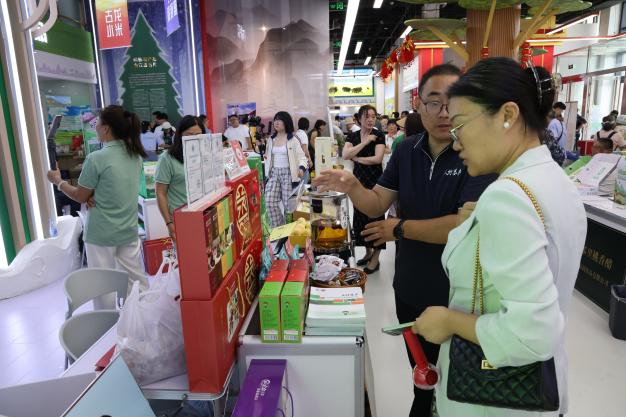 “鲜果盈馆、地标出圈”，地标夏果主题推介活动举办