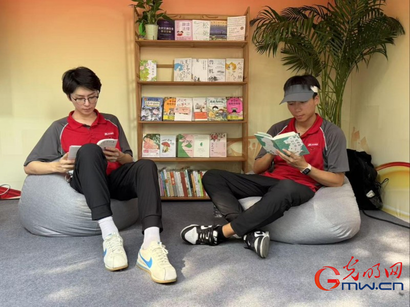 北京首个“文明加油站”亮相地坛书市,推动文明实践与全民阅读深度融合 北京首个“文明加油站”亮相地坛书市,推动文明实践与全民阅读深度融合